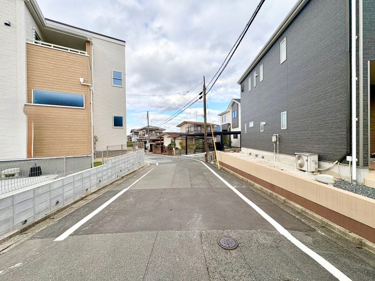 十分な広さの道路なので車の運転も安心ですね♪