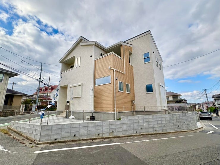 白を基調とした外壁に、温かみのある木目調サイディングを組み合わせた上質で洗練された外観デザインが印象的です♪