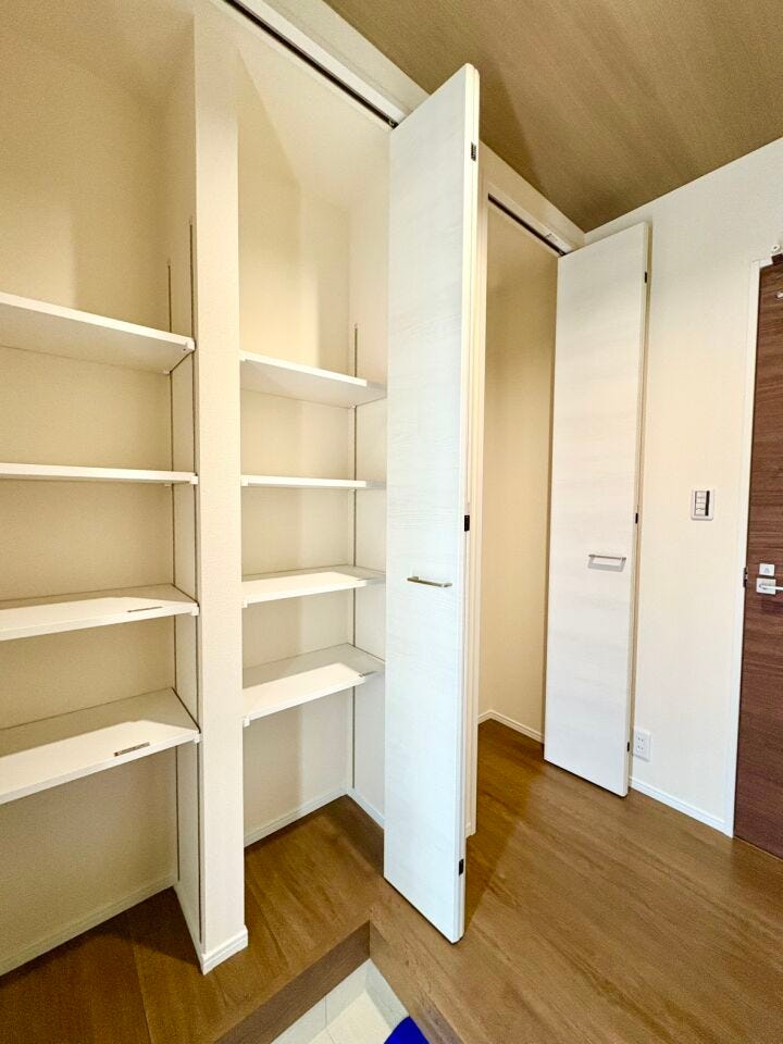 床から天井までの大容量なシューズクローゼット!横には収納も完備しております♪