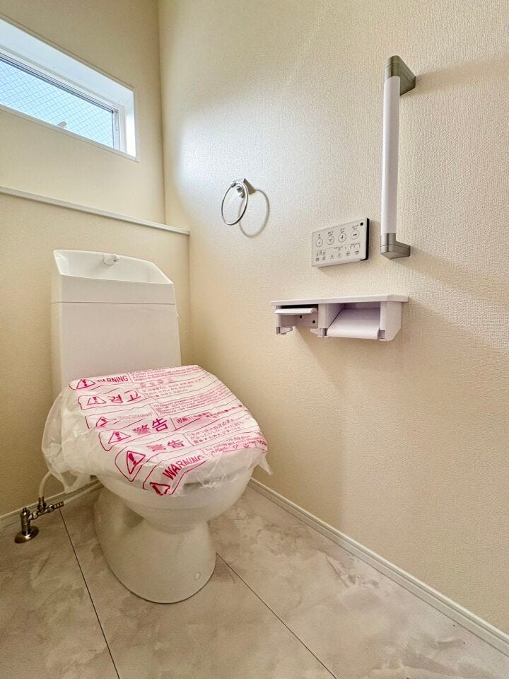 1階と2階のおトイレは温水洗浄便座となっております♪