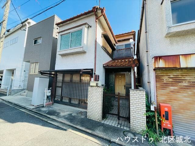 古家付きですが、相談(更地渡し)でのお引渡しになります。解体費用を抑えられますね。また、都市ガス・公営水道を備えております。