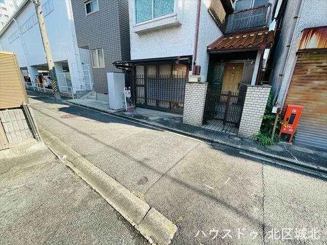 幅員約2.6mの前面道路です。セットバックが3.70㎡必要となりますが、道路の幅が広がり見通しも良くなるので、安全性も高くなります。