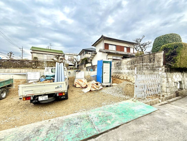 ◇外観写真◇
17帖のLDKとなっています。家族が集まって食事をしたり、くつろいだりするのに十分な広さです。広々設計の洗面所が朝の混雑も解消し嬉しいですね♪ファミリークローゼットとの動線も◎