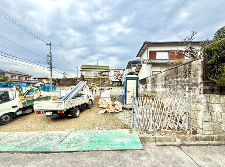 ◇外観写真◇
間口が十分にあり、並列2台止められます。落ち着いた住環境でゆったりとしたひと時を過ごすことが出来るかと思います。ぜひ、お休みの日にご家族で見学はいかがでしょう♪