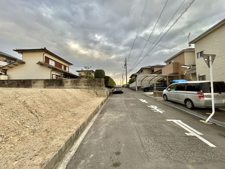 ◇前面道路◇
過ごす時間と共に刻々と表情を変えていく住まい、季節によってさまざまな表情を見せてくれるわが家は、時を重ね思いを紡ぐ場所です。ご家族の一家団欒を心ゆくまでお楽しみください。