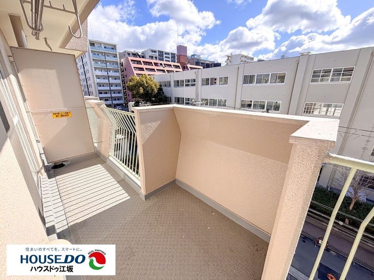 【バルコニー】学校が目の前なのでお子様の登下校も安心!