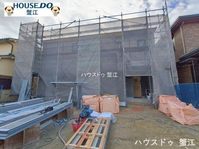 【外観】
上棟しました!駐車並列3台駐車可能な敷地の広さです。