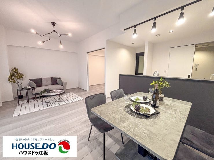 【リビング】
16畳超えの広々リビング!窓も広く開放感があります!