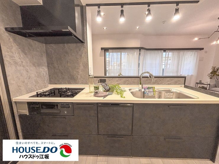 【キッチン】
シックなデザインの最新キッチン!
食洗機付きで家事も楽になります♪
