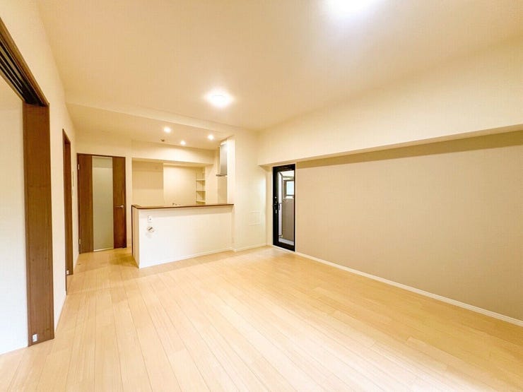 【リビング】
リフォーム後なのでとってもピカピカです!
日当たり良好なリビングは16畳もあるので家族が集まるにも十分な広さですね♪