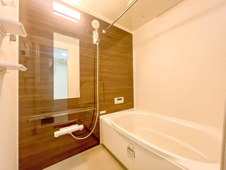 【浴室】
茶色のアクセントパネルがおしゃれな浴室です。
一日の疲れをゆっくりとってください♪