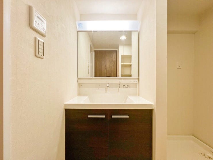 【洗面】
三面鏡と収納を兼ねそろえた明るい洗面化粧台です!
シャワー付きで忙しい朝にも便利!