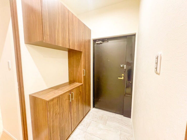 【玄関】
綺麗な白のタイルに木目調のシューズBOX付きの玄関です!
お洒落なコの字型のシューズBOXには沢山収納できます!