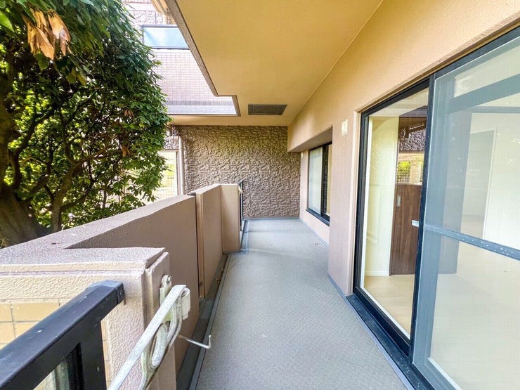 【バルコニー】
南向きのバルコニーは日当たりがよく明るいです!
洗濯物も良く乾きそうですね♪