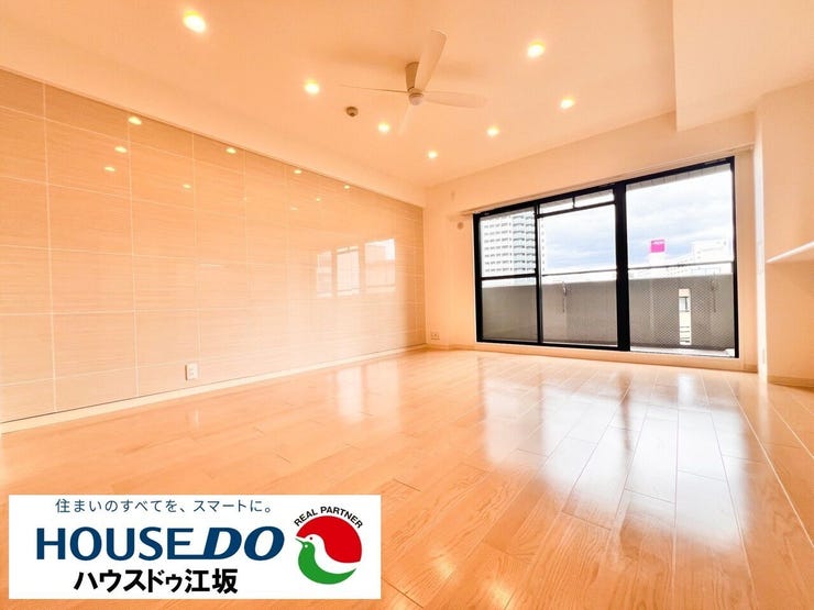 意匠性のある壁がリビングの高級感を演出します!
南向きまどなので、陽当りも良好♪