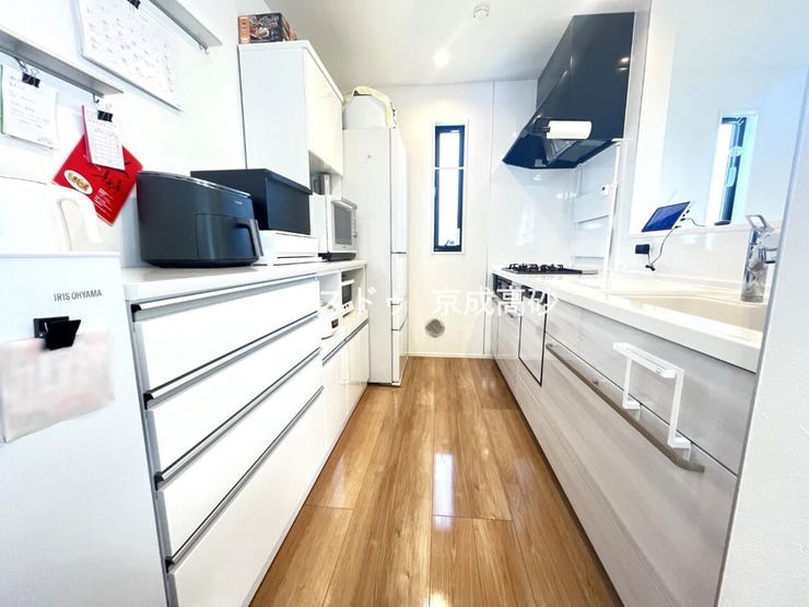 キッチンスペースは明るい空間に!細部にまで施された上質なアイテムが快適な日常生活を叶えてくれます。お料理もしやすく、お子様の様子を見ながら家事も出来ます!