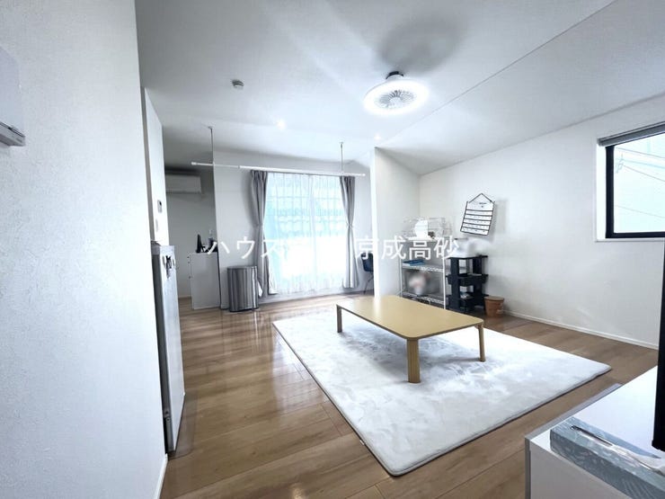 広々としたLDKは、家具のレイアウトも自由自在なので、ご家族の理想のスペースが作り上げられます。素敵なインテリアに囲まれた、自分好みの空間を。