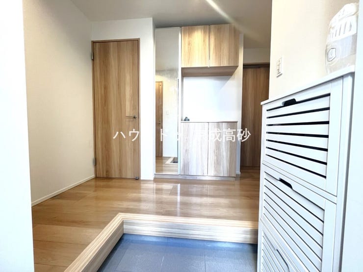 姿鏡付玄関、お出かけ前の身だしなみをチェックできます。