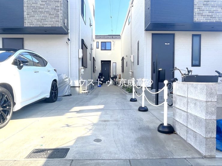 カースペースは2台駐車可能です。ご家族の自転車やバイクのスペースもにもお使い頂けます。