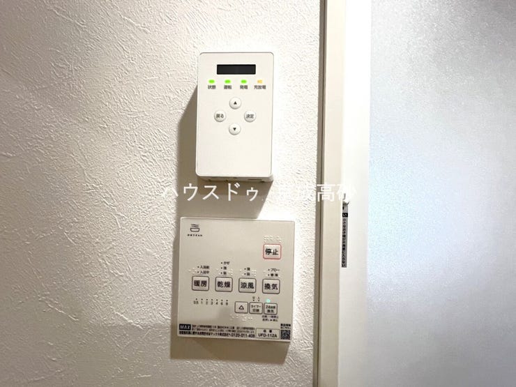 カビの発生も抑制出来ます!また暖房・涼風機能も付いているので冬はいつでも暖かく、夏は涼しく、雨の日でも洗濯物が乾くのも良いですよね!梅雨の時期など重宝します。
太陽光発電の操作盤