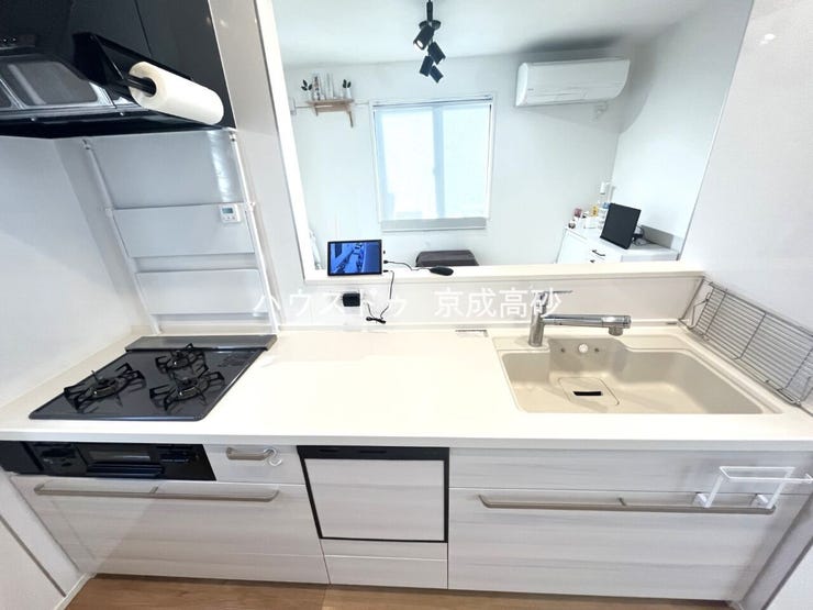 家事の時短に効果大の食洗器付き。高温でパワフルに洗い、温風乾燥します。手洗いよりも節水・節約が可能です。一度使うと手放せないですよ!