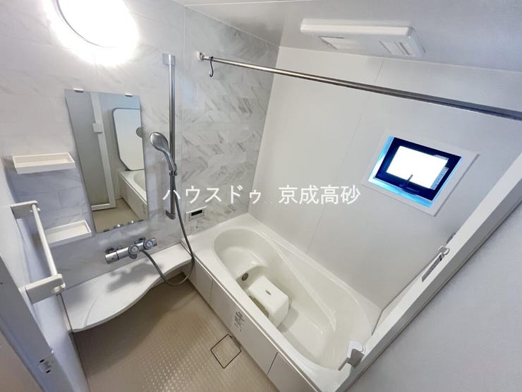 広い浴槽で足を伸ばせば1日の疲れも癒されます。落ち着いた雰囲気で、毎日のバスタイムが楽しみになりそうです。