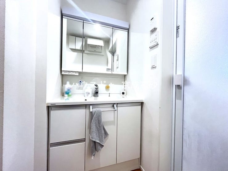 朝の身支度に便利なシャンプードレッサーはとっても便利です!シンク下の収納でアメニティ類のストックもバッチリ!