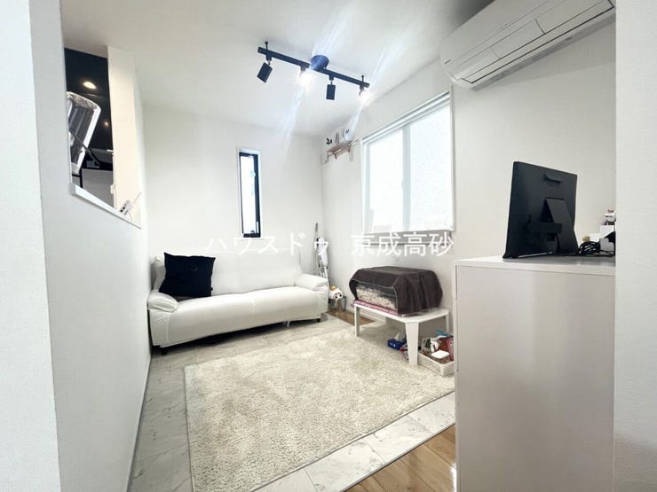 清潔感の溢れるクロスが明るい空間を創り出しているダイニング。
ここで楽しむ家族の時間が絆をより深めてくれそうです。
集いの場、憩いの場としての快適性を求めたやすらぎの空間です。