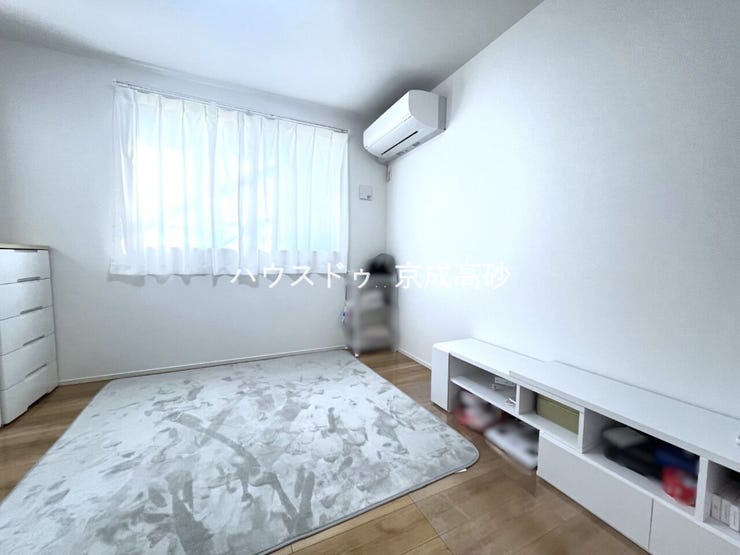 家族一人ひとりの大切なプライベート空間。趣味に合わせて使って頂けるようシンプルに仕上げてあります。暮らし心地を大きく左右する収納をしっかり確保した使い勝手のいいお部屋です。