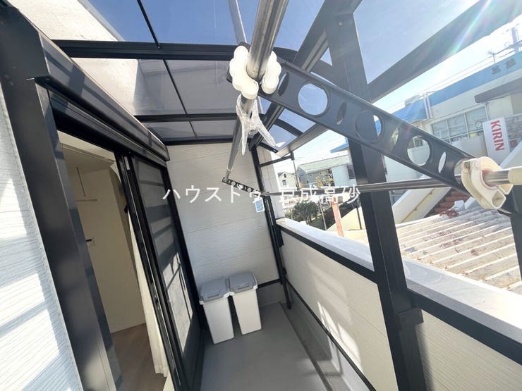 突然の雨でも濡れる心配なく、花粉や黄砂・夜干しにも対応可能な屋根付きバルコニー。日差しによる室温に上昇を防ぎ、エアコンの効率を高めて光熱費削減。