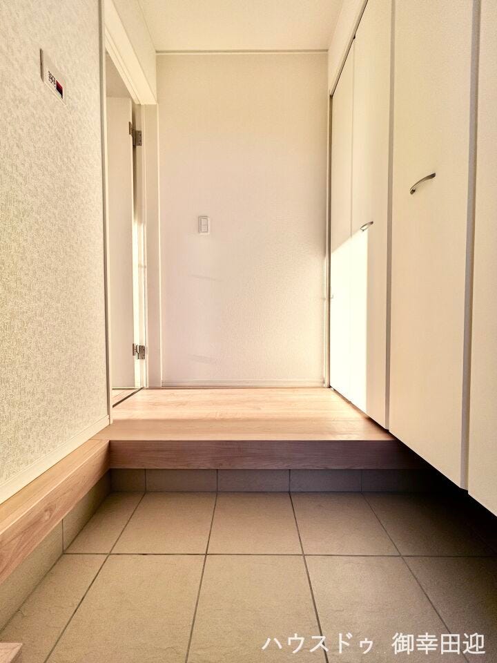 ■□■「ただいま」の安堵をくれる場所■□■訪れる人を迎え入れ、帰るたびにホッと一息つける、明るく機能的なエントランス