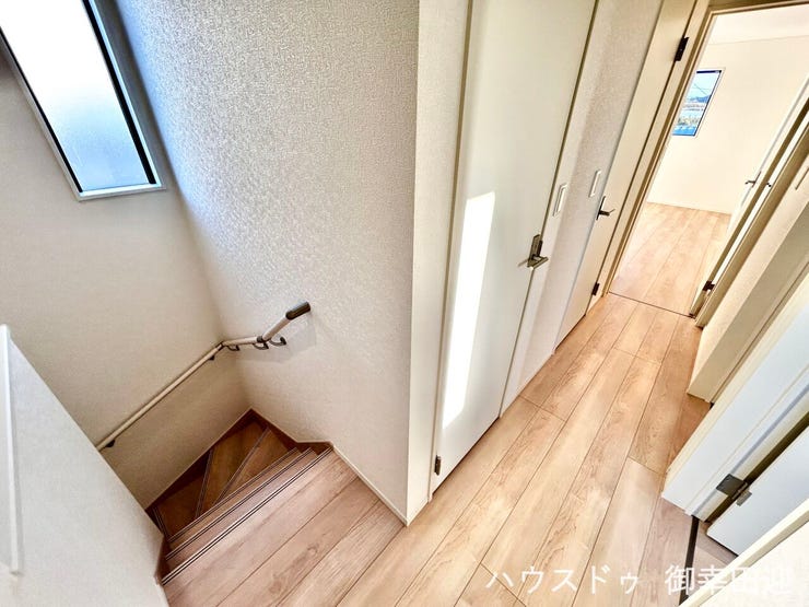 ■□■暮らしを繋ぐ、明るい動線■□■採光窓から光が差し込み、足元を優しく照らす。安全で快適な、家族の生活を支える縦の繋がりです