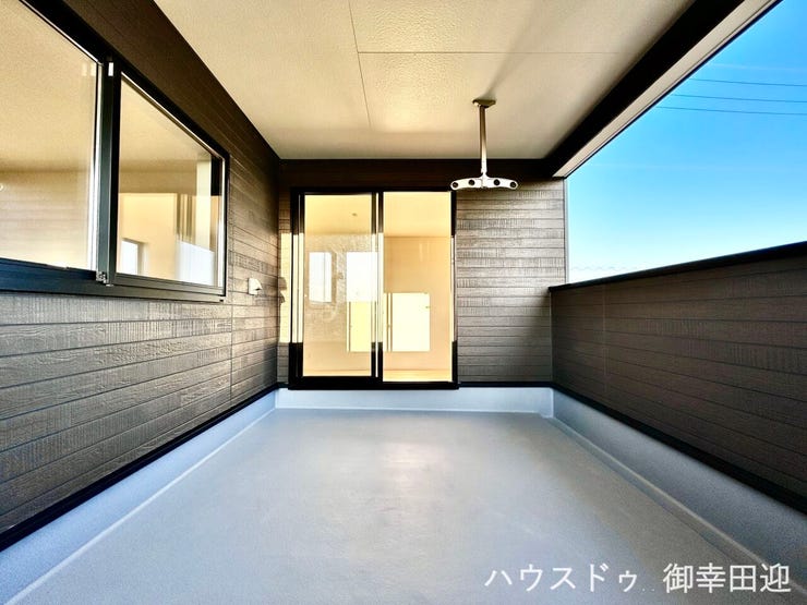 ■□■空の下の開放的な特等席■□■日光浴や読書、外の空気を感じながらリフレッシュ。暮らしを豊かにする、もう一つの心地よい空間です