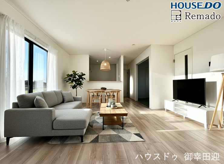 【リビング】
■□■家族の笑顔が集う、安らぎとくつろぎの中心地■□■お気に入りの家具を迎え、窓からは心地の良い光が差し込みます。※CGで家具を配置しています