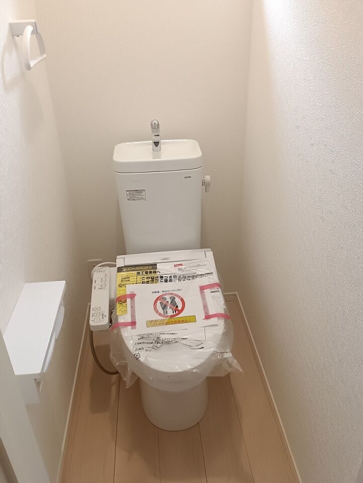 清潔感があり、機能的なトイレです。