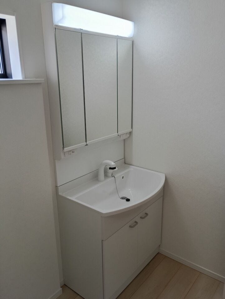 洗面ボウルが手前に向かって緩やかにカーブしており、奥行きがあるため水はねしにくい設計になっています。