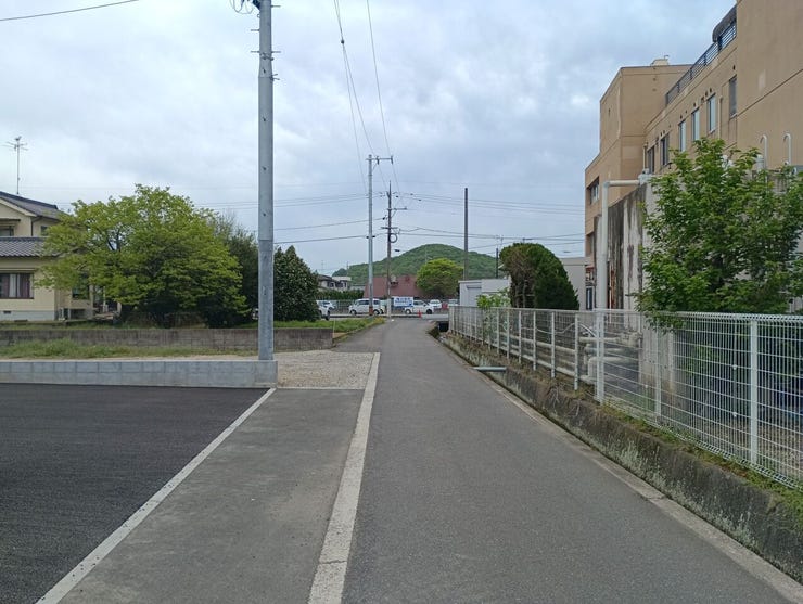 前面道路は整備されており、小さなお子様にも安心。
