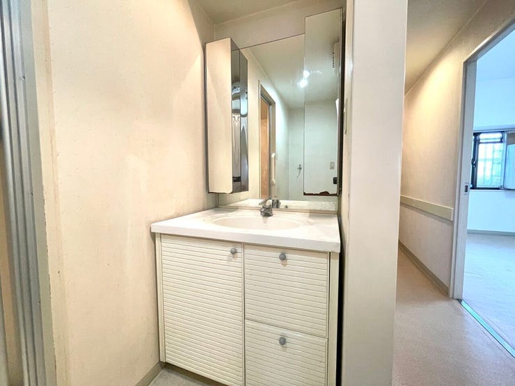 洗面所:収納力のある洗面台です。ご家族分の歯ブラシや、ママのお化粧品などがスッキリ収納できます♪洗面所にまとめて収納できるので朝の支度もスムーズに進みますね!