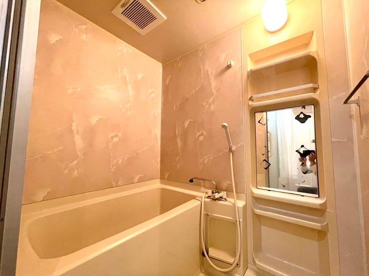 浴室:快適な使い心地とゆとりある空間が1日の疲れを解きほぐすバスルーム♪空間も浴槽もゆったりのびのび使えるゆとり設計。広く感じるゆとり設計で快適なリラックスタイムを過ごせます♪