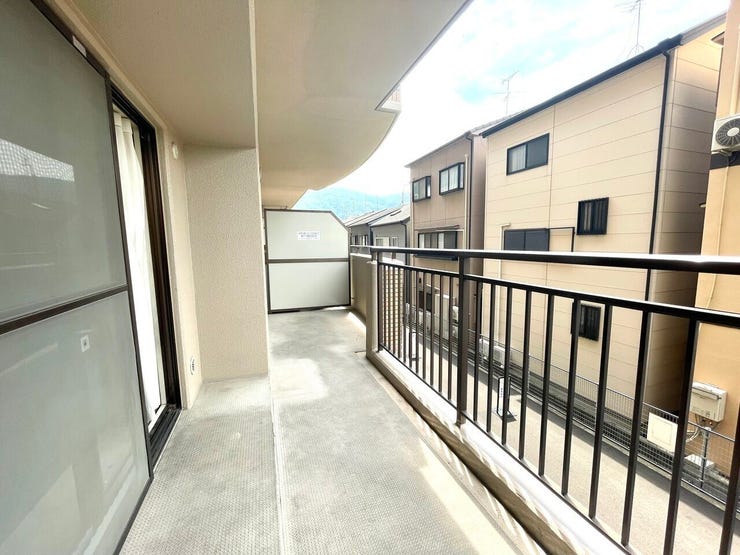 バルコニー:広々としたバルコニーで洗濯物もお布団もたくさん干せます♪