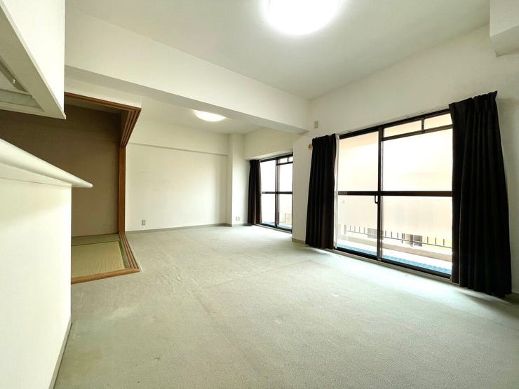 リビング:ゆったり13.5帖超のリビングはソファーやテーブルなど置ける広さです!ご家族そろっておくつろぎ頂けます♪