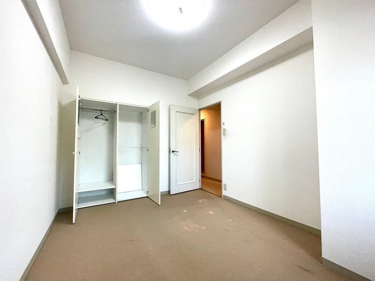 洋室:●クローゼットが備わっており、衣類・バッグなどを収納していただけます