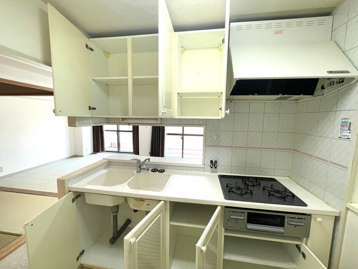 キッチン:キッチンは対面式キッチンで、お料理をしながらリビングの様子が見えます。シンク下収納はスライド式の為、奥にしまい込んだ調理器具等の取り出しもスムーズに行えるため、調理がはかどりそうです!