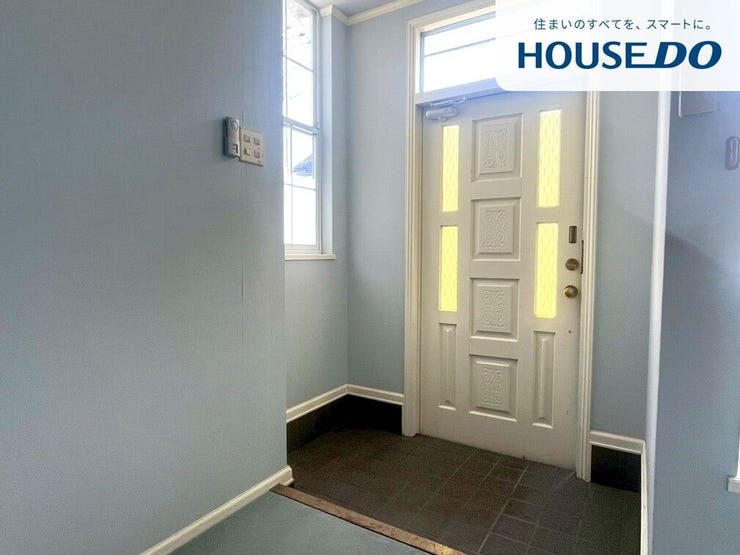 白いトビラが印象的な玄関。