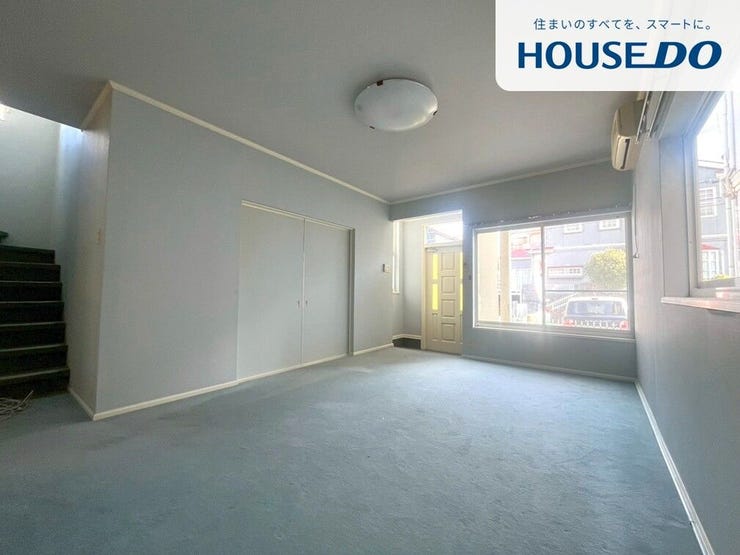 洋室約10帖。
明るい室内空間です。