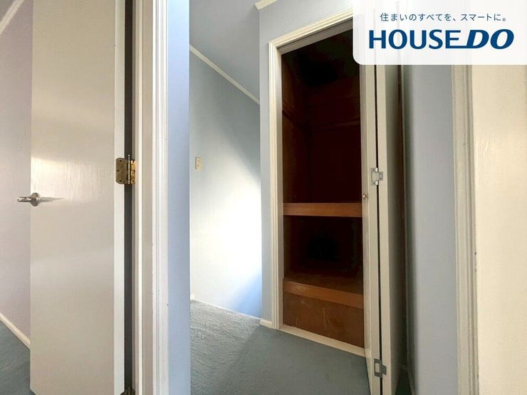 2階廊下には収納スペースがあります。