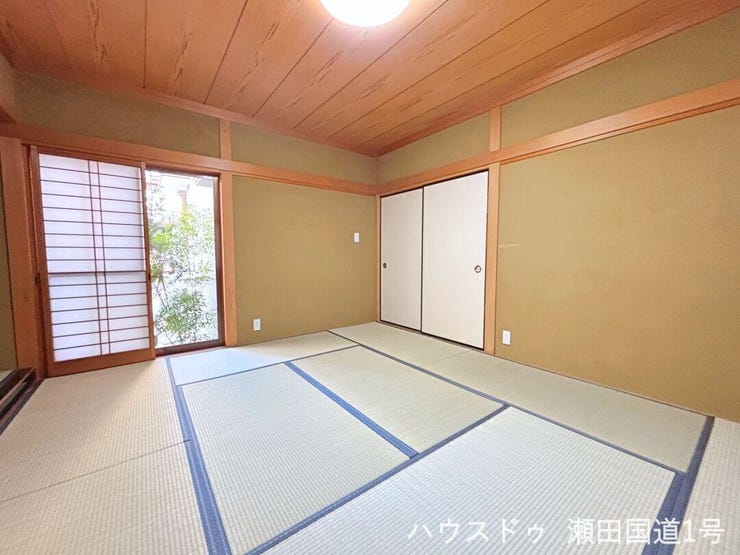 落ち着きと趣を感じさせる和室です。畳や障子、木製の天井が、心地よい空間を演出します。