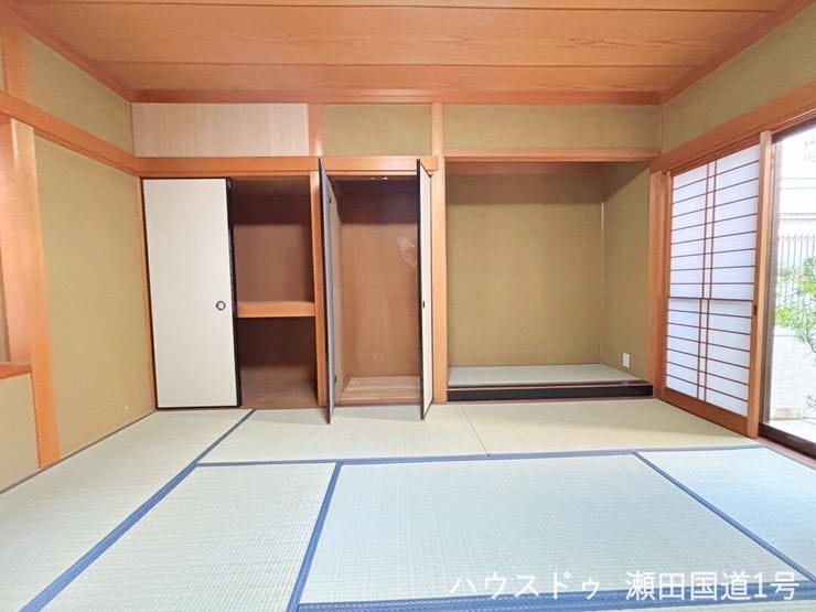 約7.8帖の広々とした和室は、客間、寝室、子供の遊び場など、様々な用途に利用可能です。畳の上でくつろいだり、布団を敷いて寝たりと、ライフスタイルに合わせて柔軟に空間を使えます。