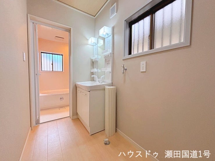 洗面スペースと浴室に窓が設けられているため、日中は自然光が入り込み、明るく開放的な雰囲気になります。換気がしやすく、湿気がこもりにくいため、カビ対策にも役立ちます。