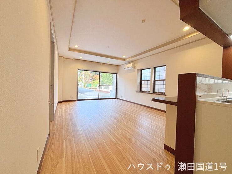 窓から明るい光が差し込み、過ごしやすい空間です。